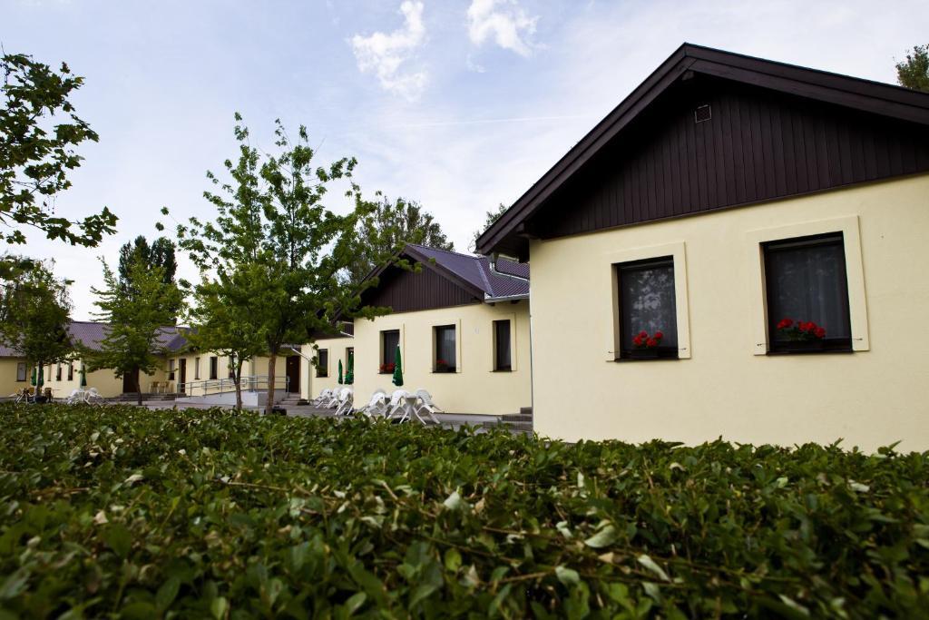 Отель Balaton Eldorado Camping Бадачоньтёрдемиц Экстерьер фото