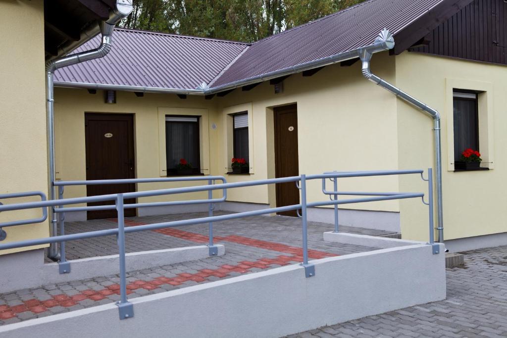 Отель Balaton Eldorado Camping Бадачоньтёрдемиц Экстерьер фото