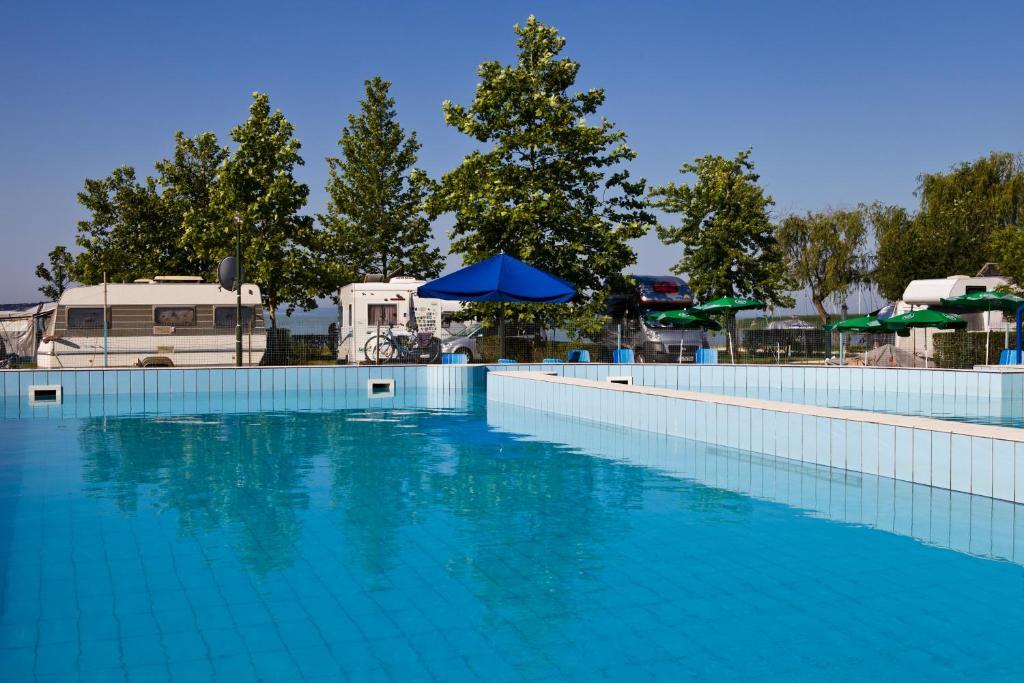 Отель Balaton Eldorado Camping Бадачоньтёрдемиц Экстерьер фото