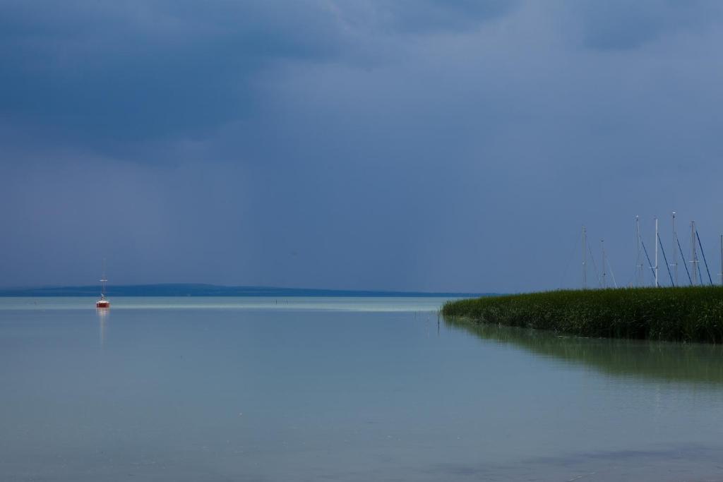 Отель Balaton Eldorado Camping Бадачоньтёрдемиц Экстерьер фото